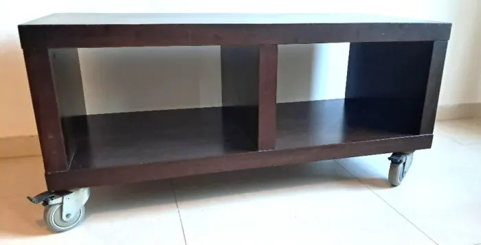 Console / Rack de madeira maciça com 4 rodas - original Tok&Stock