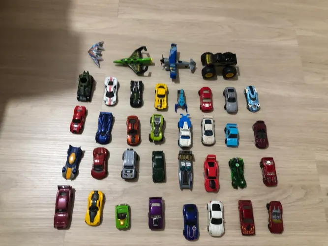 36 carrinhos hot wheels