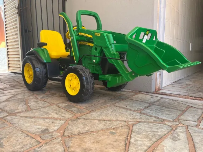 Trator elétrico infantil John Deere 