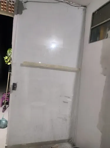 Uma porta de vidro