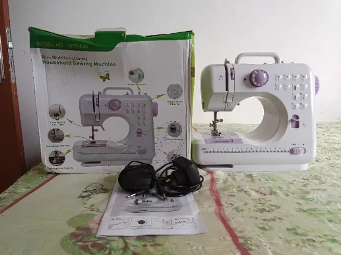 Mini Máquina de costura multifuncional doméstica com pedal composta de 12 pontos