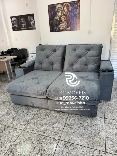 Sofá Retrátil Reclinável Cuiabá com Porta Copos D33 Molas Ensacadas
