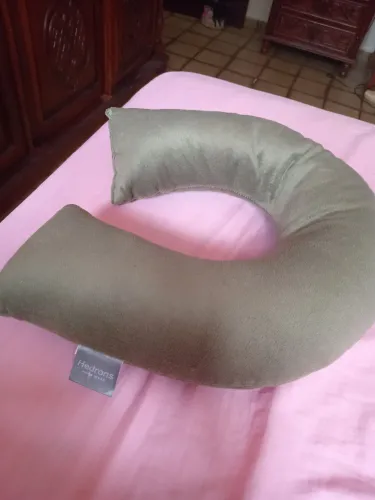 Travesseiro de Pescoço Hedrons.  Na cor Cinza.