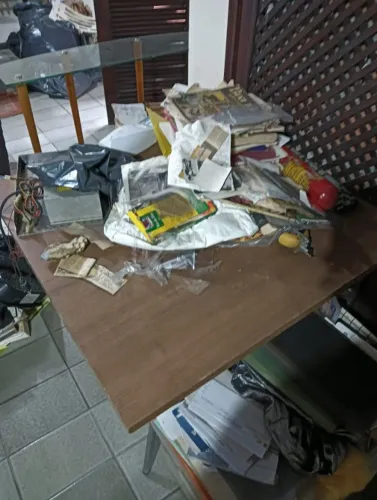 Mesa tampo de MDF com pés de ferro