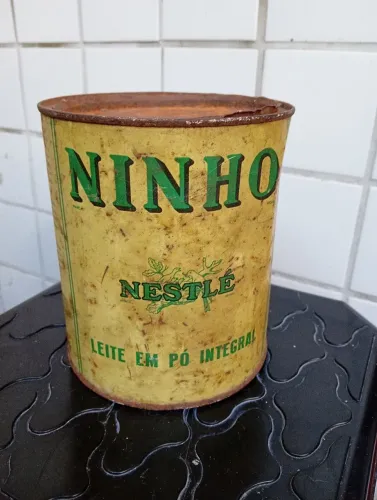 Latas antigas de leite Ninho Década de 70 e Relógio Dumont década de 80 
