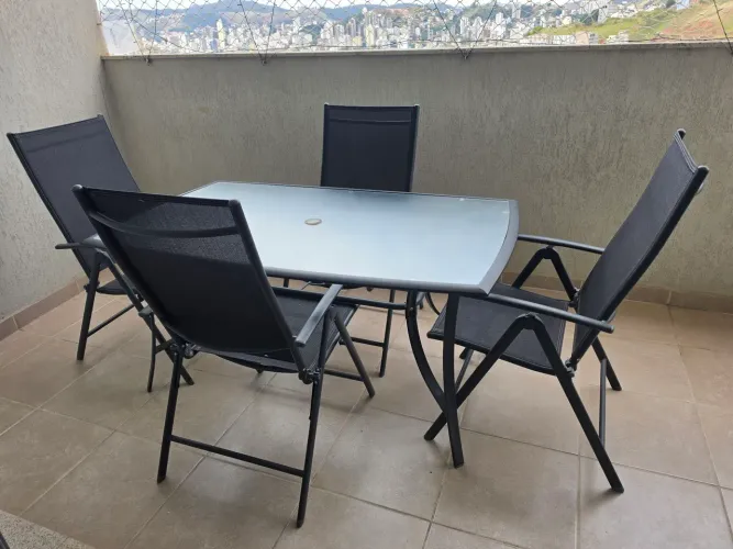 Mesa com tampo de vidro, área externa, com 4 cadeiras reclináveis 
