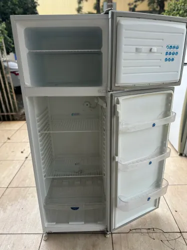 Geladeira duplex de 360 litros (em bom estado)
