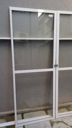 Vendo porta de alumínio semi nova , retirei do meu privê , não tem nem 6 meses de usado .