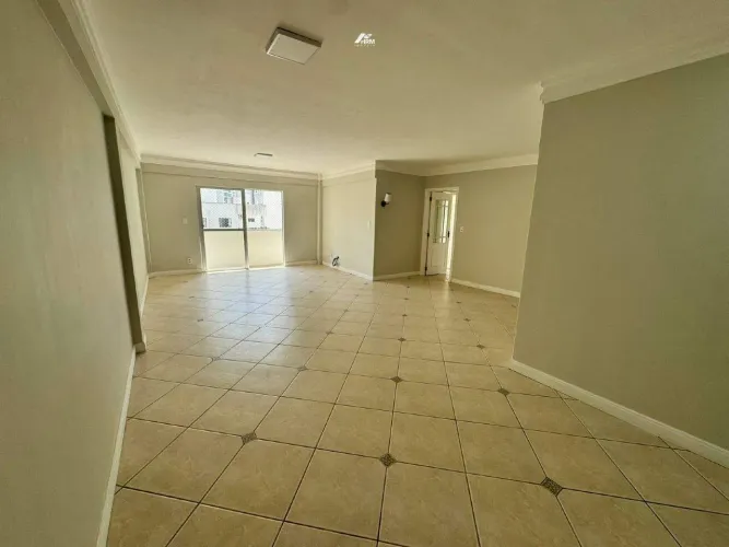 Apartamento quadra mar, 3 dormitórios para venda em Balneário Camboriú