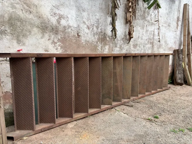 Escada de ferro 4,60 de comprimento, degrau 1 metro de largura, pisada 25cm
