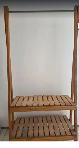 Vende uma arara de madeira