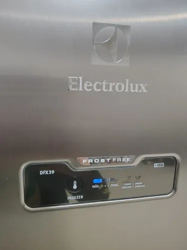 Vendo geladeira Electrolux frosfree inox com painel digital na porta