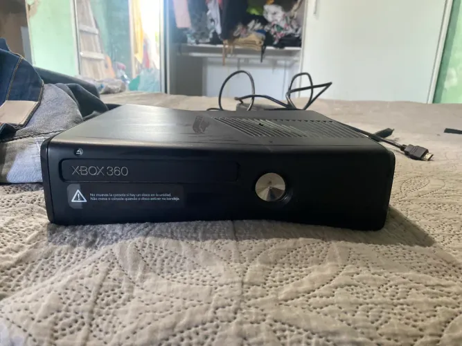 Xbox 360, 80 jogos, dois controles, desbloqueado