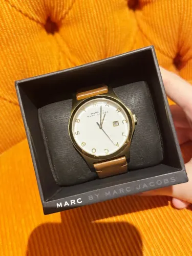 relógio marc jacobs dourado em couro