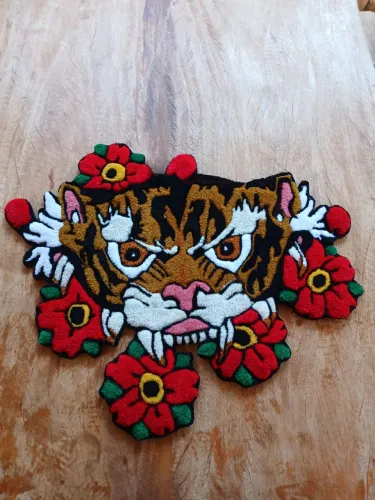 Tapete de Parede Tigre com Rosas 