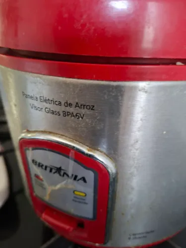 Panela Elétrica Britânia na cor vermelha