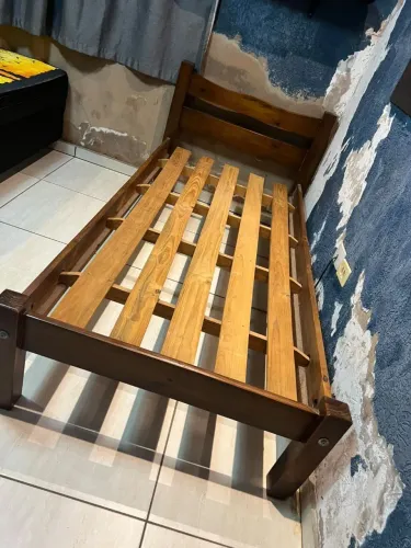 Vendo cama de madeira rústica de solteiro + colchão