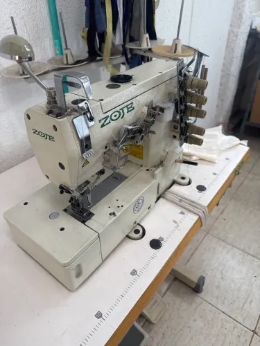 Máquina industrial Galoneira zoje semi nova .