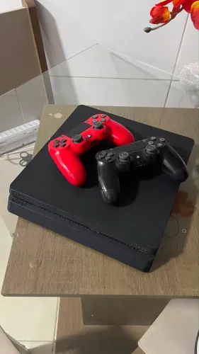 PS4 Slim 1TB - Conservado + 2 Controles + Jogos Inclusos