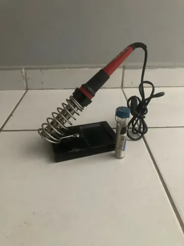 Ferro para soldar com suporte e solda
