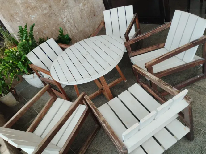 Mesa e 5 cadeiras de madeira para jardim 