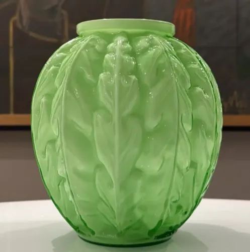 ANTIGO VASO ART DECO EM OPALINA DUPLA -VERDE E BRANCO- ANOS  1870