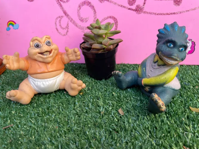 Família dinossauros antigos bonecos charlene e baby