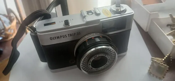 Maquina fotográfica Olympus trip 35