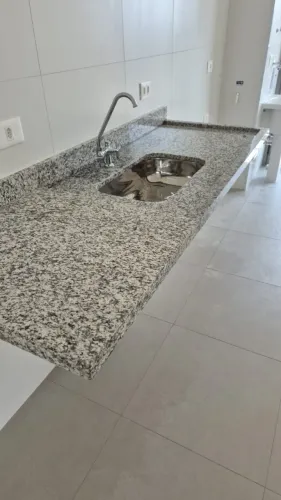 Pia com Cuba de Inox -  bancada de mármore com área seca e molhada