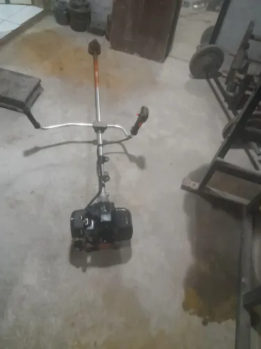 Vendo máquina roçadeira foi usada cinco vezes só 600 conto