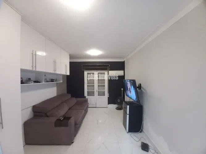 Studio Reformado com Varanda e Vaga de Garagem Privativa