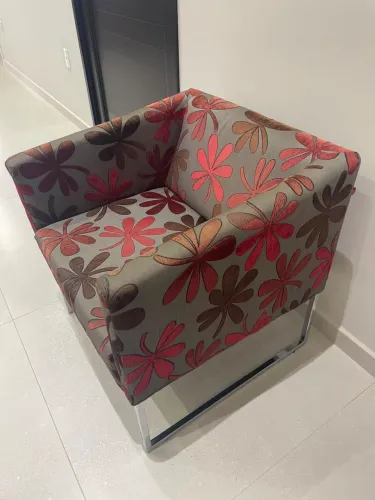 2 poltronas de tecido cm base em metal cromado