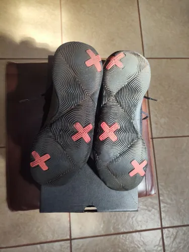 Tênis under Armour de basquete/volei muito bem conservado ,pouco usado, acompanha caixa