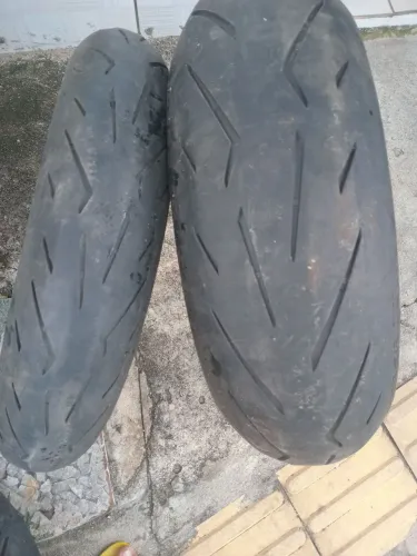 Vendo o par de pneus semi novos Pirelli Diablo Rosso para cb500 hornet MT07 Xj cb1000