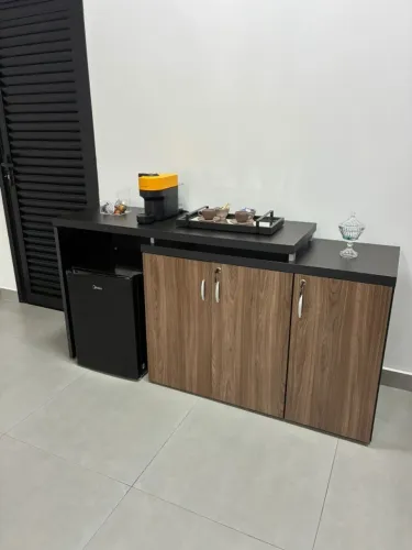 Balcão Para Espaço de Café com 3 Portas e 1 Nicho para Frigobar