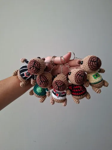 Capivaras de croche amigurumi com camisa de time