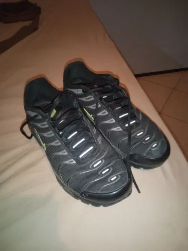Tênis Nike Airmax TN preto e verde usado