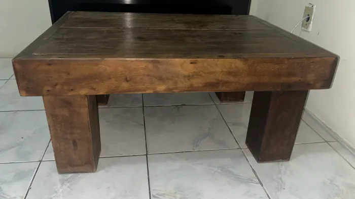 Mesa de Centro Rústica em Madeira - Robusta e Charmosa