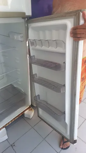 Geladeira e bebedouro