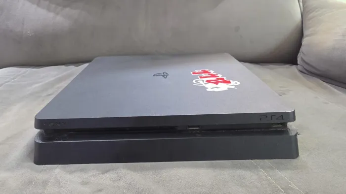 PlayStation 4 Slim, 500GB. 2 controles, 4 jogos