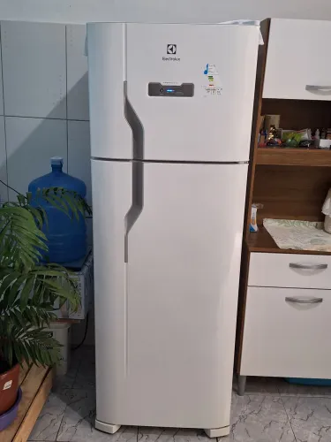Geladeira Electrolux 260L