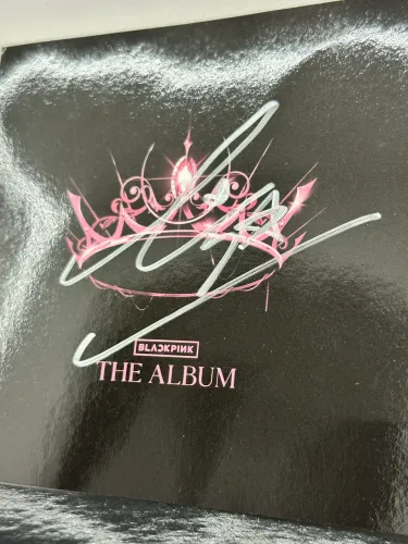BLACKPINK - FOTOCARD AUTOGRAFADO PRLA LISA. EDIÇÃO LIMITADA