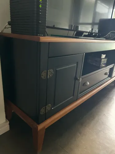 Rack preto com tampa e pés de madeira maciça