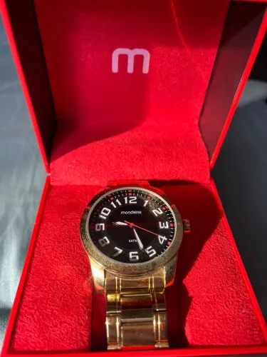 Relógio Dourado Mondaine