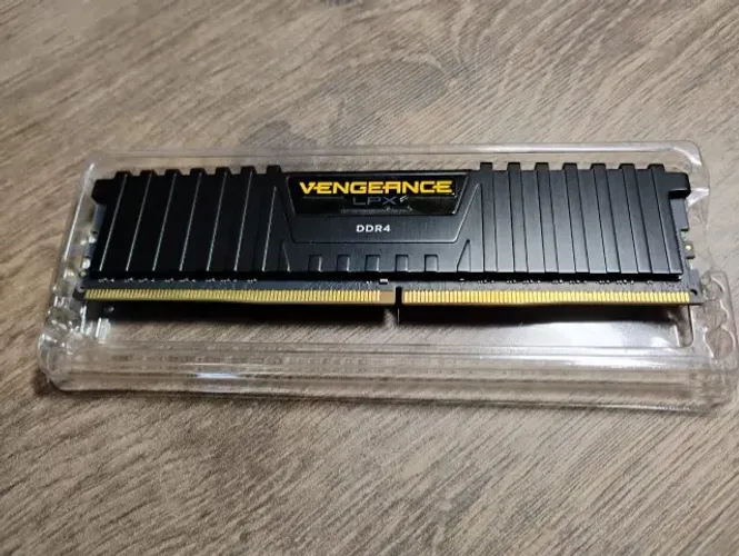 Memória Corsair DDR4 8GB