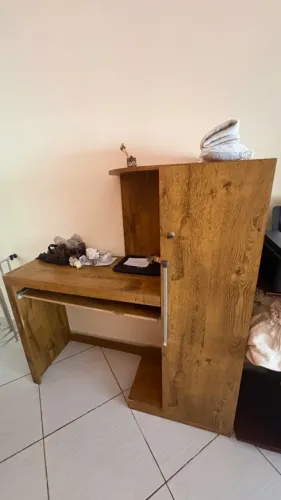 Escrivaninha com Armário Lateral Embutido