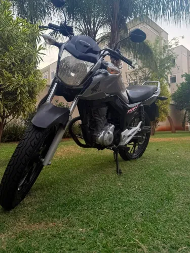 Moto com IPVA e Licenciamento pagos 2026