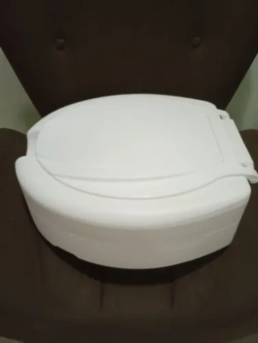 Assento sanitário elevado com 13 cm de altura