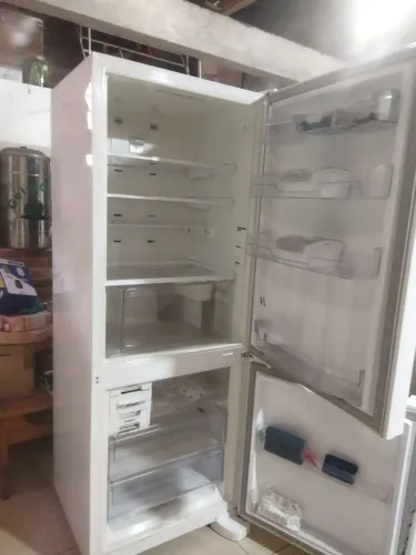 Vendo geladeira precisa trocar gás valor 600,00