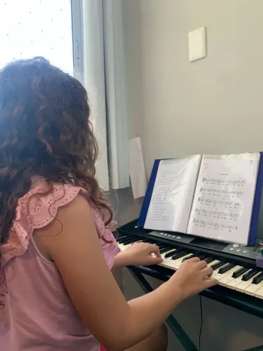 Aulas de ukulele, violão, teclado em domicílio